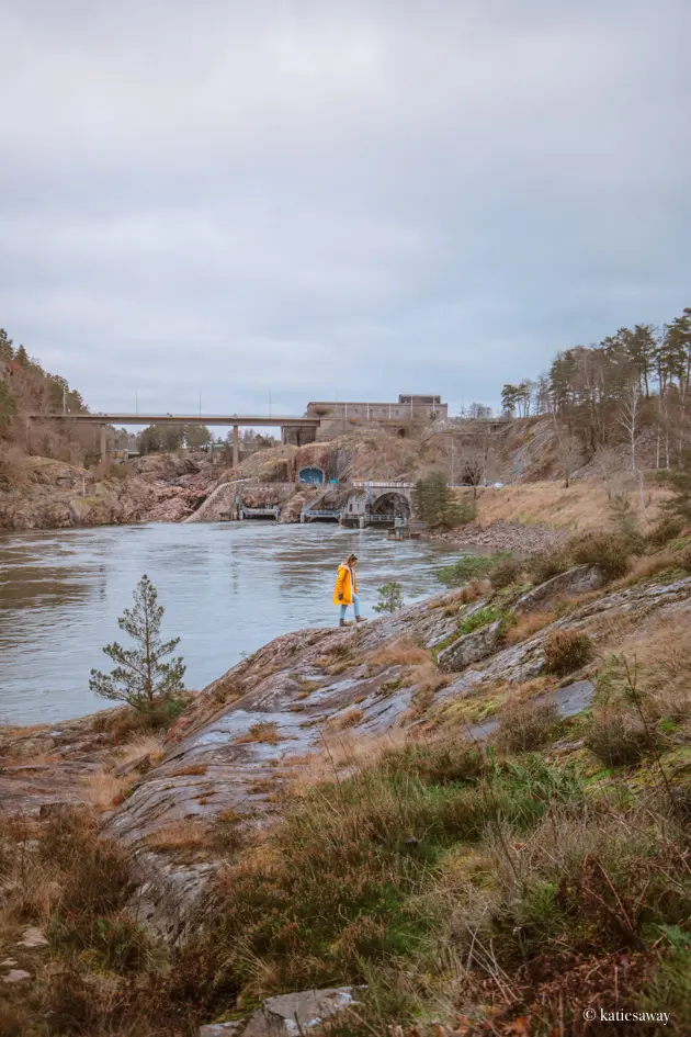 girl walking by the water infront of the trollhättan hydroplant