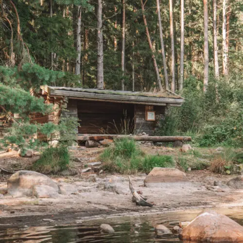 A wind shelter by a sandy beach in vättlefjäll nature reserve