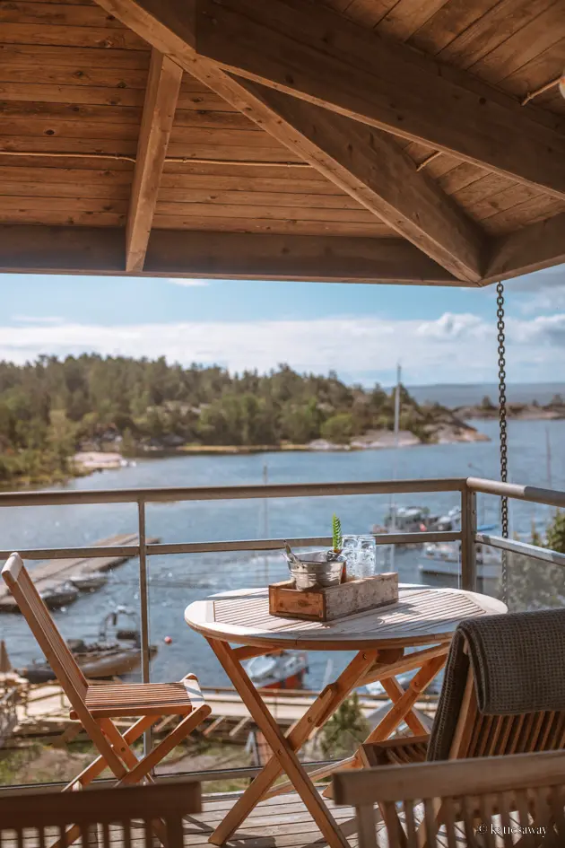 a table on the balcony of idö skärgårdskrog looking out at the water in the tjust archipelago