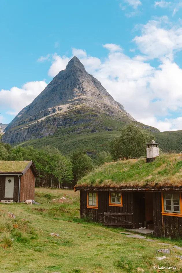 Renndølsetra mountain hut in innerdalen valley